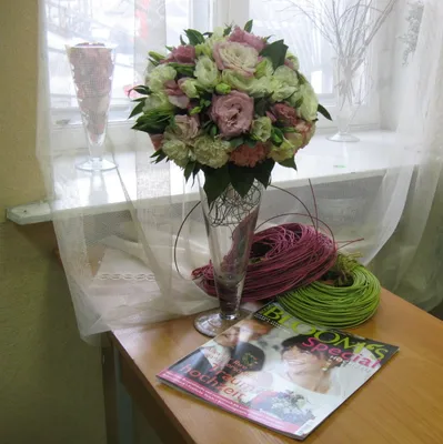 Букет цветов дома на столе (76 фото)