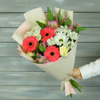 Купить Сборный букет белые хризантемы и красные розы R1129 в Москве, цена  12 348 руб.