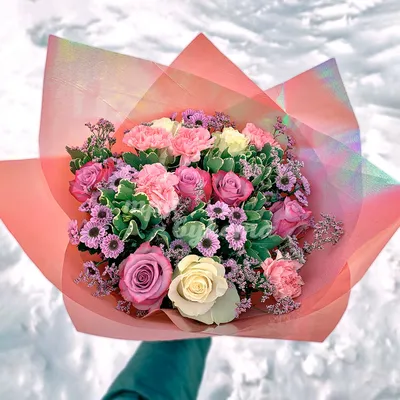 Букет из роз, хризантем и зелени от интернет-магазина Цветландия 24