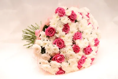 Букет хризантем с кустовыми розами купить с доставкой в Москве | Заказать  букет цветов недорого