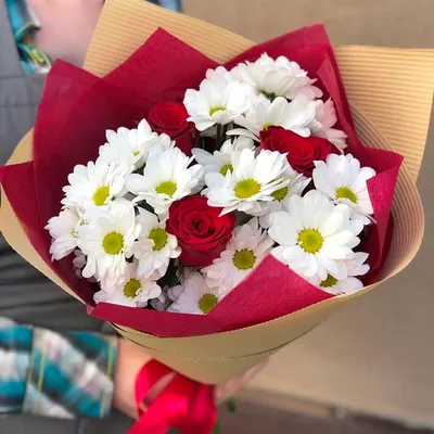 Красота и свежесть: букет из красных роз и желтых хризантем от TopFlo –  заказывайте с доставкой по Москве и МО
