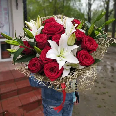 Букет из лилии и роз - лилия, розы, гипсофила, доставка игрушек, цветов,  букетов, Екатеринбург.