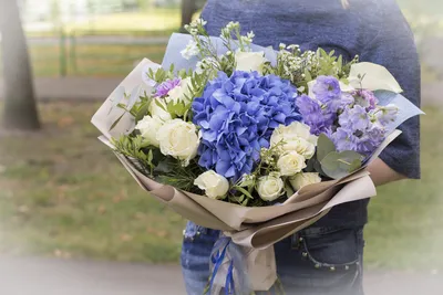 Букет с синей гортензией №290\" - FlowersMoscow24
