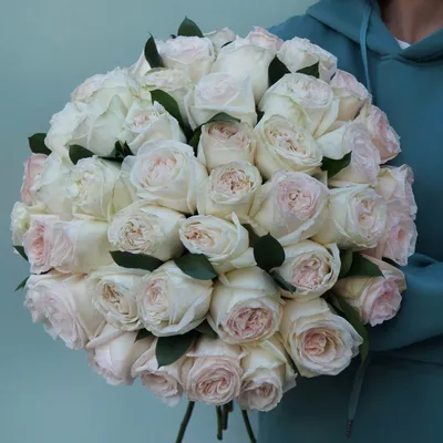 Букет №403: белые розы в корзине, 301 шт: фото, описание и где купить в  Москве | Планета Флора