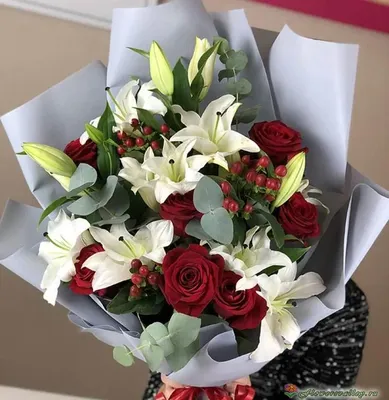 Купить Корзина из лилии и роз в Москве недорого с доставкой