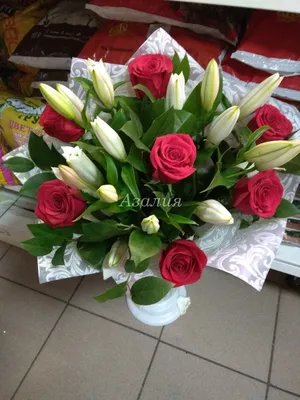 Траурный букет из живых цветов \"Лилии - розы - гвоздики - альстромерии\"–  купить в интернет-магазине, цена, заказ online