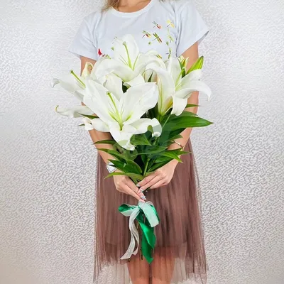 Купить Огромный букет 101 белая лилия с лентами R142 в Москве, цена 36 750  руб.