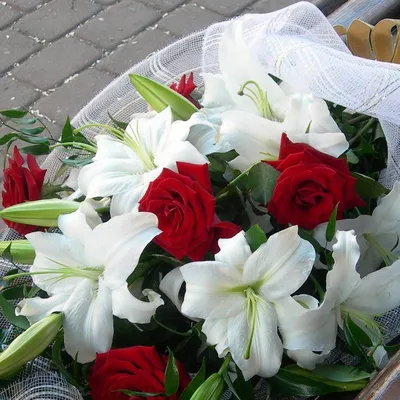 Букет лилий купить с бесплатной доставкой в Москве - заказать лилии недорого