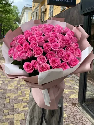 Букет из 11 розовых роз с эвкалиптом - купить в Москве по цене 1390 р -  Magic Flower
