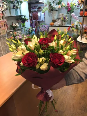 Красивый букет из 17 роз в фиолетово-розовой гамме по цене 6276 руб.  заказать с доставкой по Москве - свежие цветы от интернет-магазина \"Во имя  розы\"