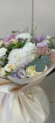 Букет из сиреневых георгин, роз и сезонных цветов август-сентябрь . Цена:  16000 руб в интернет-магазине Centre-flower.ru