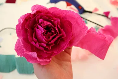 Роза из гофрированной бумаги с конфетой. Самый простой способ - Buket7.ru