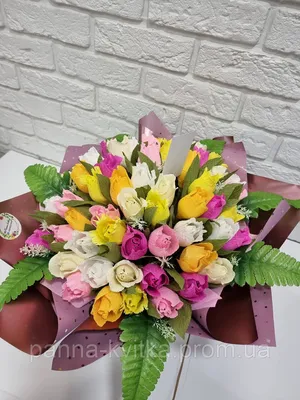 Букет из тюльпанов и кустовых роз