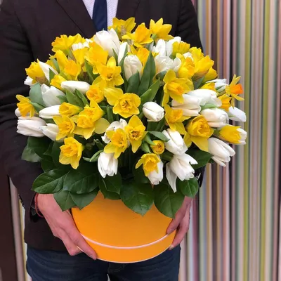101 букет из нарциссов и тюльпанов за 22 990 руб. | Бесплатная доставка  цветов по Москве