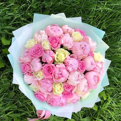 Белые пионы и кустовые розы . Цена: 18200 руб в интернет-магазине  Centre-flower.ru