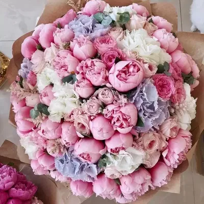 Влюбись в меня: розовые пионы и розы по цене 8988 ₽ - купить в RoseMarkt с  доставкой по Санкт-Петербургу