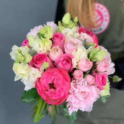 Букет из пионов, роз и лизиантуса - купить цветы с доставкой по Москве и МО  от 6290 руб | «Букет-Маркет»