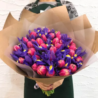 Ирисы с розовыми тюльпанами - 55 шт. за 11 490 руб. | Бесплатная доставка  цветов по Москве