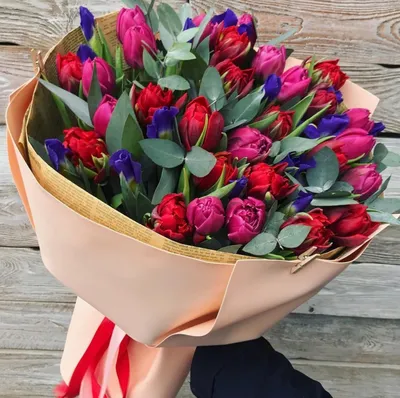 Букет из тюльпанов и синих ирисов – купить с доставкой в Москве