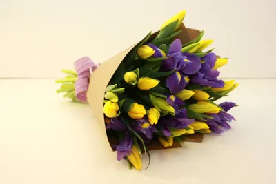 Букет из синих ирисов и желтых тюльпанов | купить недорого с доставкой по  Москве и области