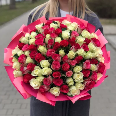 Купить Букет из 11 веток нежных кустовых роз без упаковки с доставкой в  Курске, каталог Букеты с розами - «MarnaFlowers».