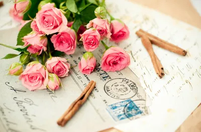 Романтичный букет роз на письмах - обои на рабочий стол