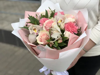 Букет с орхидеей и пионовидными розами в черной упаковке, купить цветы с  доставкой в Казани, цена букета - 5532 рублей