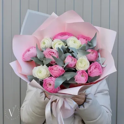 Букет с сиренью и ранункулюсами - купить в Москве по цене 10690 р - Magic  Flower