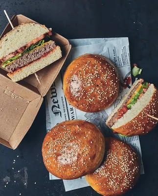 Булочка для бургера Глейз с кунжутом 100 мм (52 г х 48 шт) Bagerstat  Foodservice зам., Россия - купить оптом в Москве