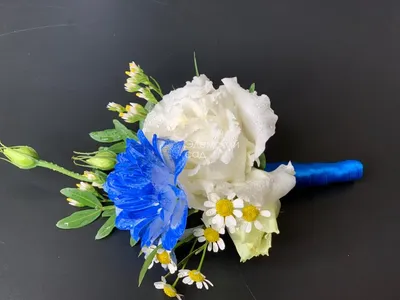 бутоньерка для жениха и цветы на руку невесты в одном стиле купить
