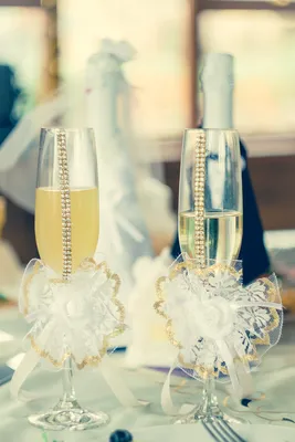 Свадебные бутылки и бокалы белый золотой | Свадебные бутылки, Свадебный  набор, Бокалы