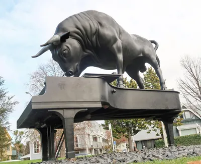 Открой Америку Клуб Путешествий - Атакующий Бык. Финансовый квартал. Нью- Йорк Атакующий бык (Charging Bull) бронзовая статуя весом 3,200  килограммов, 3,4 метра в высоту и 4,9 метров в длину, также часто  называемая просто