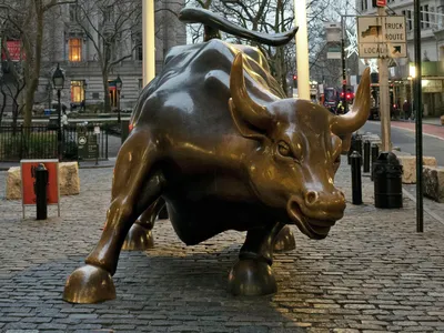 В Нью-Йорке вандал нарисовал свастику на \"Атакующем быке\" с Уолл-стрит -  РИА Новости, 16.12.2021