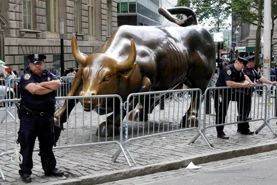 Вандал повредил в Нью-Йорке статую «Атакующий бык» — СМИ