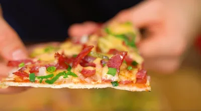 Пицца на сковороде - рецепт теста - что положить в начинку быстрой домашней  пиццы