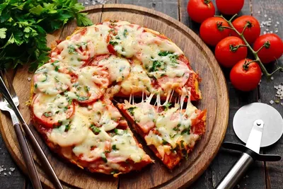 Пицца на сковороде на сметане с сосисками быстро и просто рецепт с фото -  1000.menu