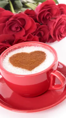 Чашка кофе, красная роза, сахар и корица на белом фоне деревянные | Премиум  Фото