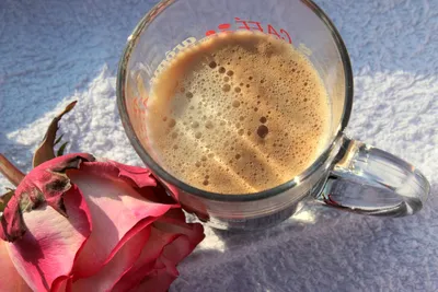 Чашка кофе и желтые розы стоковое фото. изображение насчитывающей темно -  51218834