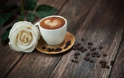 Чашка кофе на деревянном столе темный фон и роза на столе | Премиум Фото
