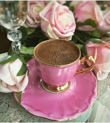 Чашка кофе с цветами роз и десерт на деревянный стол :: Стоковая фотография  :: Pixel-Shot Studio