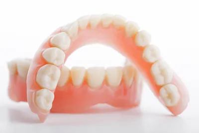 Зубные протезы на верхнюю челюсть — основные виды, выбор