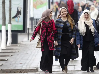 Грустные женщины в черных хиджабах. Так многие представляют себе Чечню. Но  можно жить в Чечне и выглядеть стильно, чеченские девушки это… | Instagram