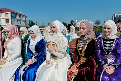 Девушки Чечни. Как выглядят и во что одеваются чеченские модницы