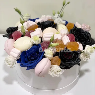 Купить черные и синие розы со сладостями в Волгограде