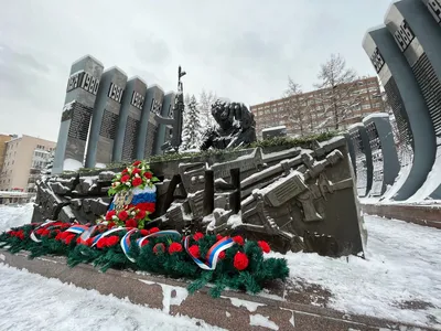 Хабаровчане возложили цветы к мемориалу «Черный тюльпан»