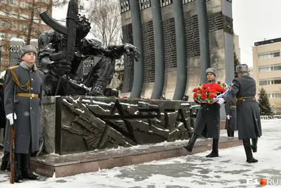Черный военный мемориал Afgan тюльпана, Екатеринбург Редакционное  Фотография - изображение насчитывающей центр, внимательность: 38832547