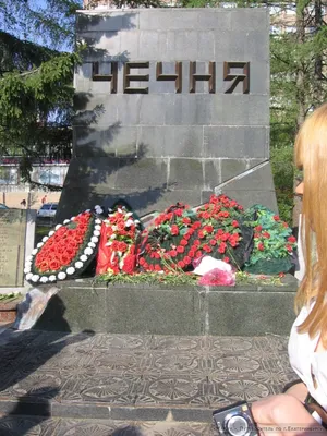 Около сотни активистов и ветеранов-афганцев вышли на уборку мемориала \"Черный  тюльпан\" в Екатеринбурге: Общество: Облгазета