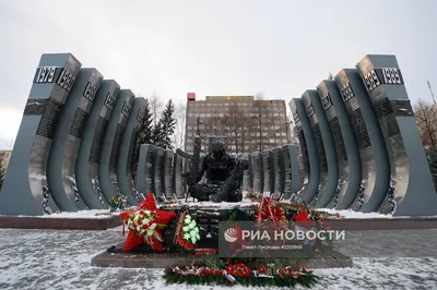 Черный военный мемориал Afgan тюльпана, Екатеринбург Редакционное Стоковое  Изображение - изображение насчитывающей внимательность, удерживание:  65729739