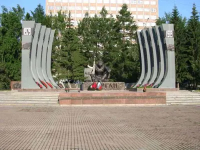 Черный мемориал тюльпана в Екатеринбурге, России Редакционное Стоковое  Изображение - изображение насчитывающей черный, русско: 108815899