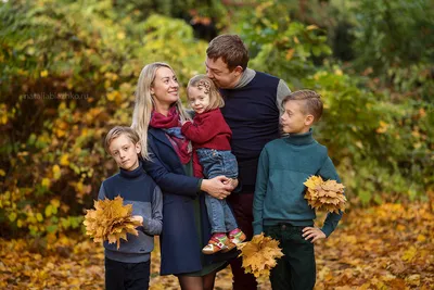 Осенняя семейная фотосессия: прогулка на природе